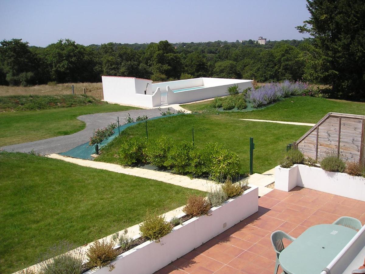 Maison Pour 4 A La Campagne Avec Piscine Commequiers 外观 照片